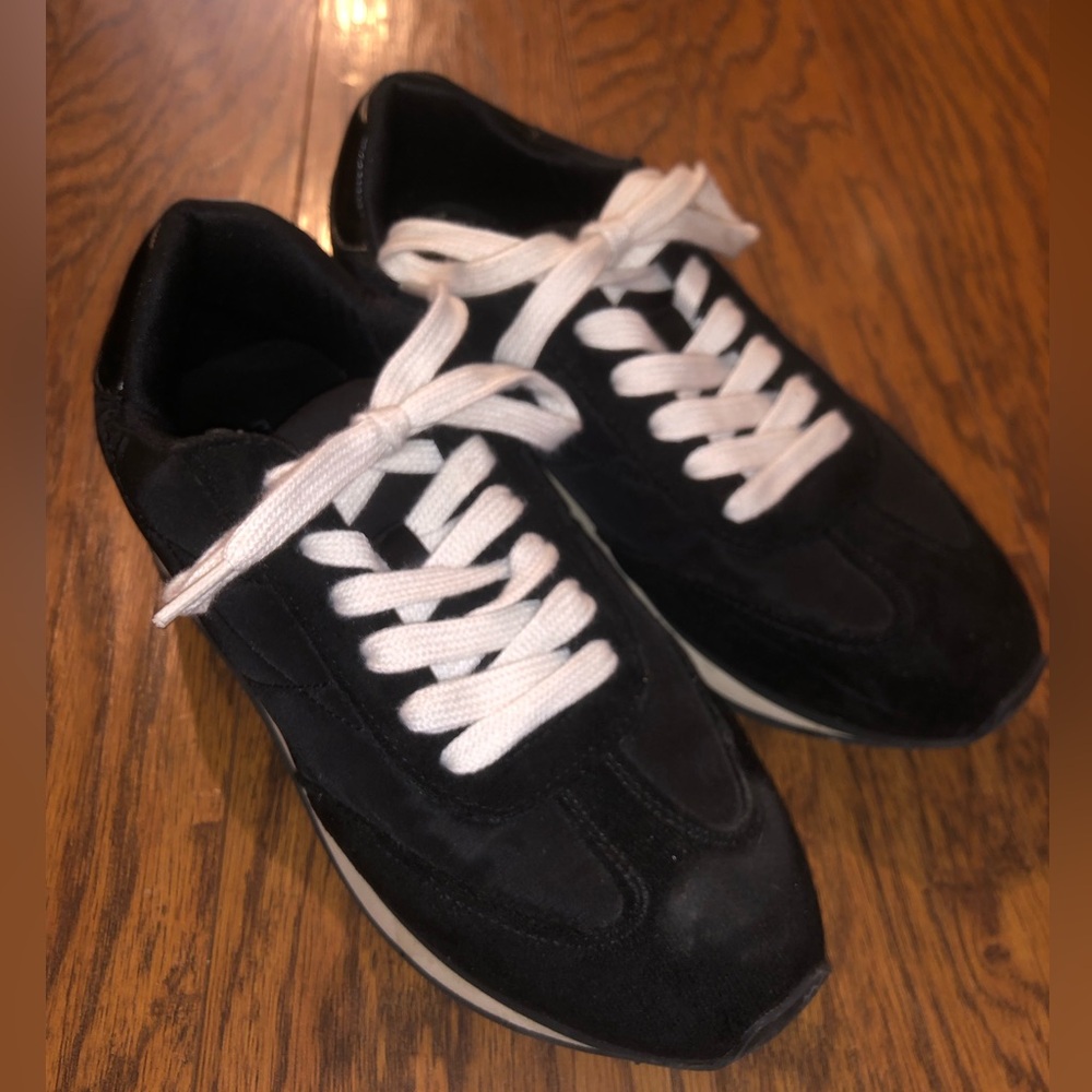 Women’s black sneakers